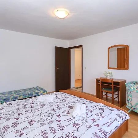 Ante Apartment *